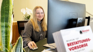 Praktikantin Marie Brammer bei Henschel Bestattungen – während ihres Praktikums sammelt sie umfassende Einblicke in die Arbeit eines Bestattungsunternehmens.