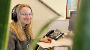 Praktikantin Marie Brammer bei der Arbeit im Empfangsbereich von Henschel Bestattungen, wo sie wichtige administrative Aufgaben übernimmt und ihr Wissen vertieft.