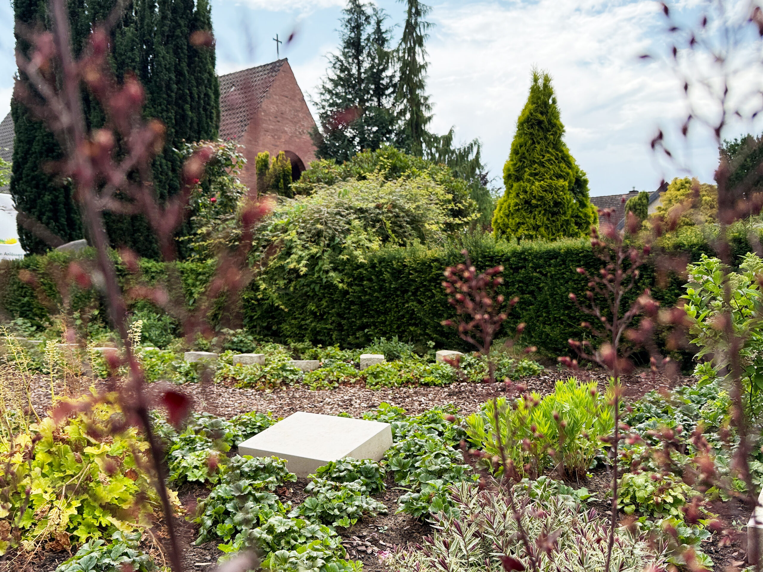 Ruhegemeinschaft Kapellengarten auf dem Friedhof Garbsen-Horst mit bepflanzten Grabstellen und gemeinschaftlichem Pflegekonzept.