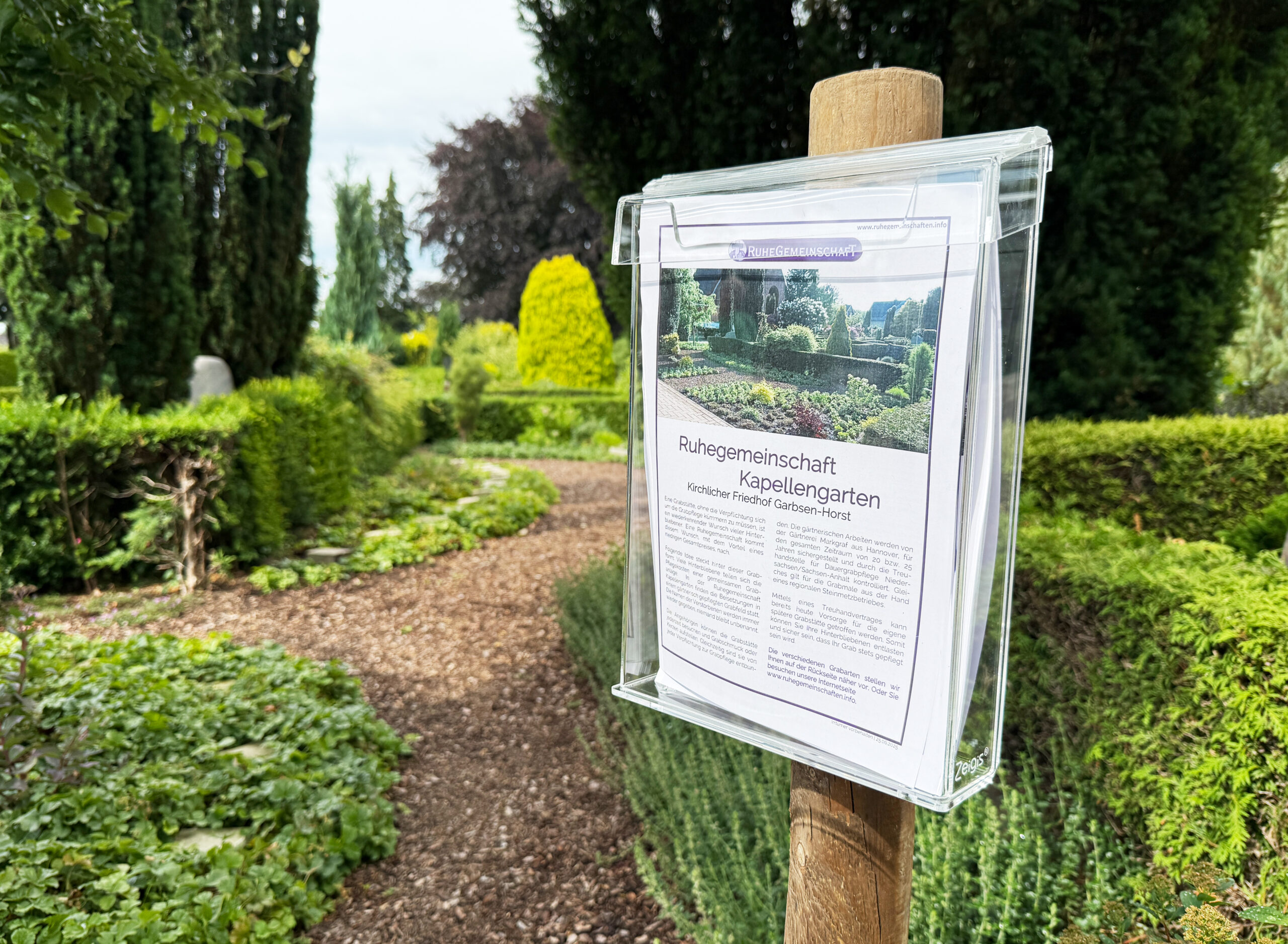 Die Ruhegemeinschaft Kapellengarten auf dem Friedhof in Garbsen-Horst bietet pflegefreie Grabstätten in würdevoller Umgebung – ideal für alle, die sich eine Grabstelle ohne Verpflichtung zur eigenen Grabpflege wünschen.