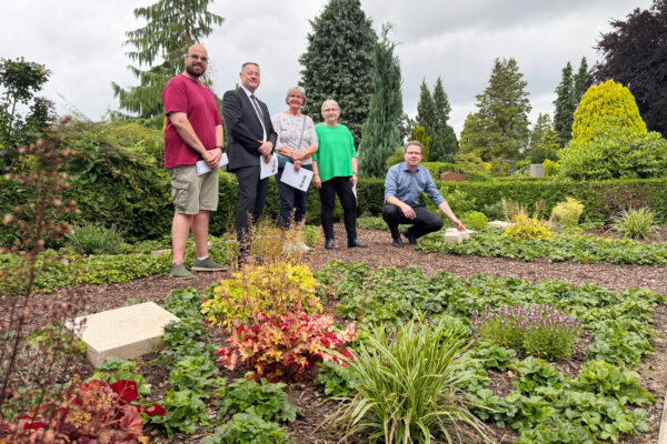 Vertreter aus Gärtnerei, Friedhofsverwaltung, Kirche, Bestattungswesen und Treuhandstelle beim gemeinsamen Austausch zur neuen Ruhegemeinschaft "Kapellengarten" auf dem Friedhof in Garbsen-Horst. Von links: Patrick Markgraf (Gärtnerei Markgraf), Bernd Henschel (Inhaber Henschel Bestattungen), Christa Türk (Friedhofsverwaltung), Angelika Gensink (Kirchenvorstand) und Uwe Stapelmann (Geschäftsführer Treuhandstelle für Dauergrabpflege Niedersachsen/Sachsen-Anhalt GmbH).