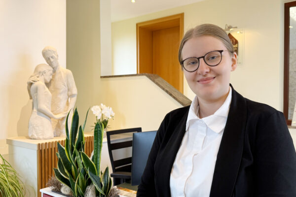 Auszubildende zur Bestattungsfachkraft, Elisabeth Mientkewitz steht bei Henschel Bestattungen am Hauptstandort Berenbostel im Foyer.