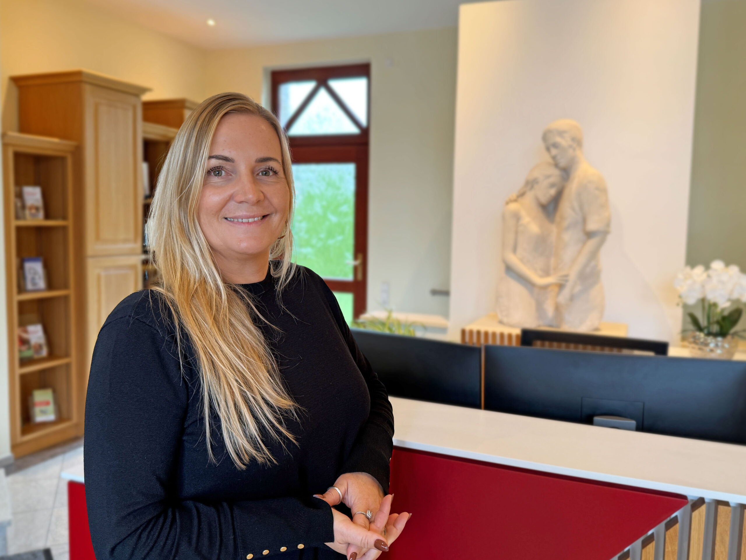 Angelina Reichmann, neue Teamassistenz bei Henschel Bestattungen steht im Foyer am Hauptstandort Berenbostel.