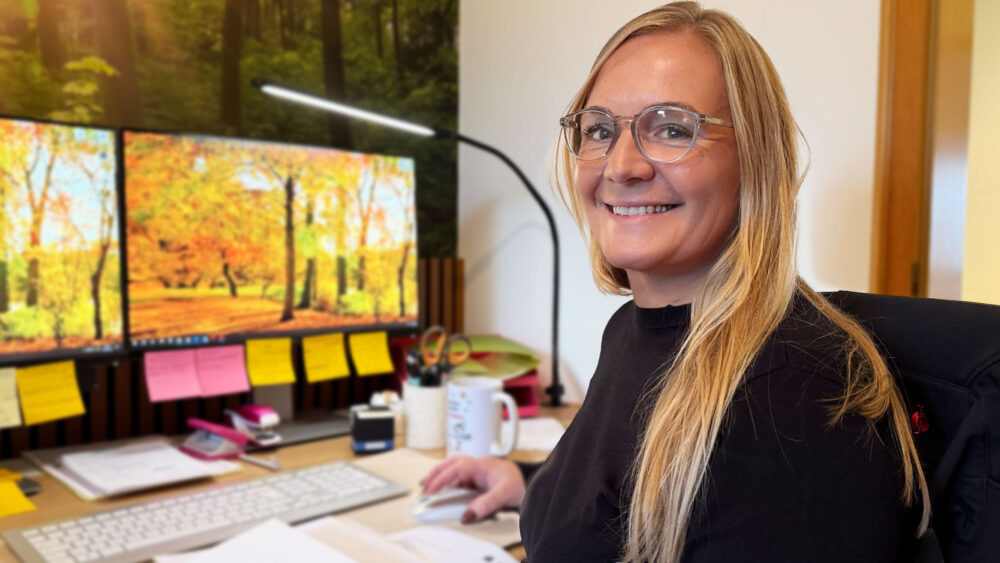 Angelina Reichmann, neue Teamassistenz bei Henschel Bestattungen sitzt an ihrem neuen Arbeitsplatz im Büro am Hauptstandort in Berenbostel.