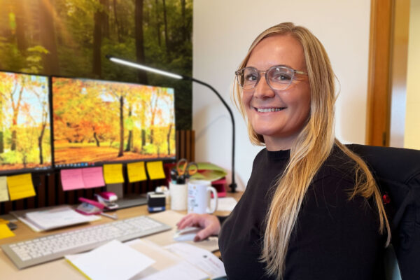 Angelina Reichmann, neue Teamassistenz bei Henschel Bestattungen sitzt an ihrem neuen Arbeitsplatz im Büro am Hauptstandort in Berenbostel.