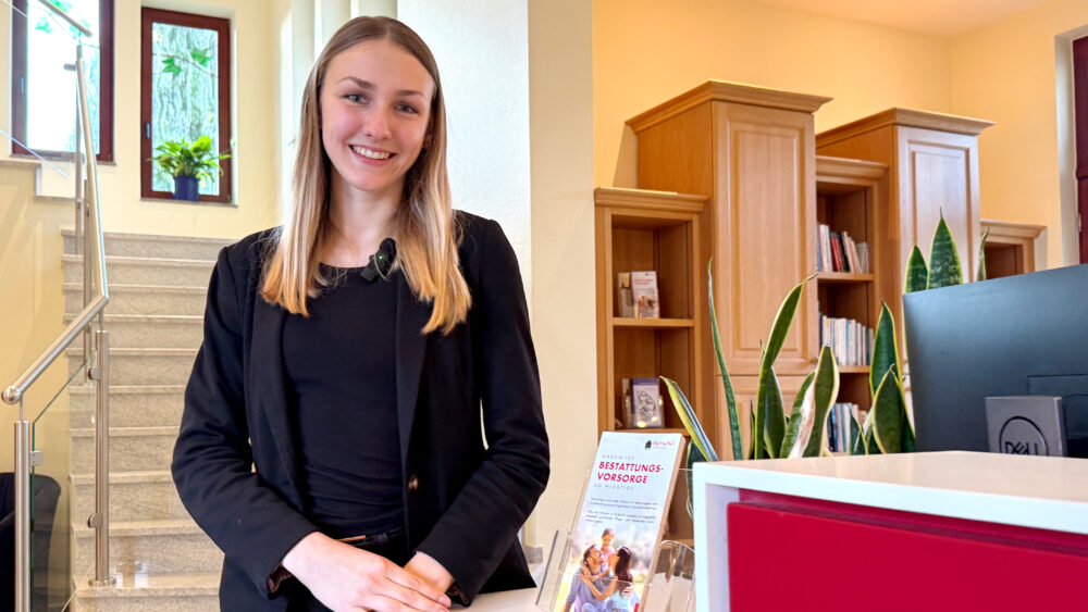 Joana Schmid, ausgebildete Bestattungsfachkraft aus Ostfriesland, im Bestattungsteam Hannover.