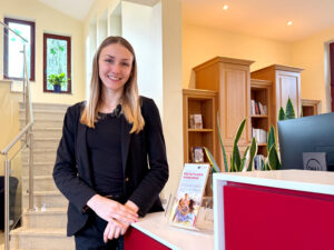 Joana Schmid, ausgebildete Bestattungsfachkraft aus Ostfriesland, im Bestattungsteam Hannover.