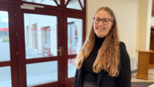 Lea-Marie Scharnhorst, neue Teamassistenz bei Henschel Bestattungen, bringt Erfahrung aus Kundenberatung und Organisation mit.