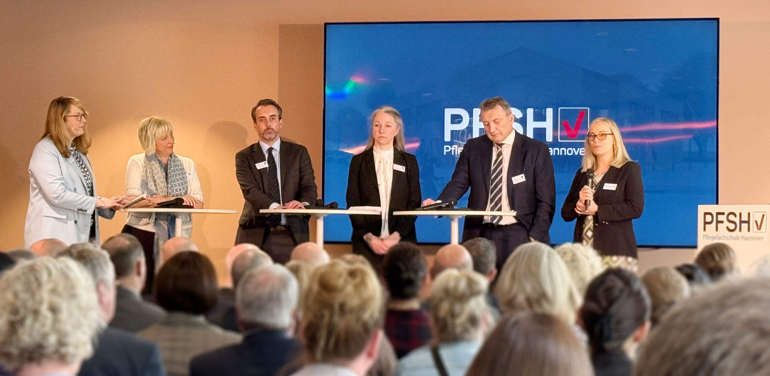 Auf dem Podium diskutierten Vertreterinnen und Vertreter aus Verbänden, Wirtschaft und Bildung. Von links: Altenpflege-Chefredakteurin Miriam von Bardeleben, Ricarda Hasch (bpa Niedersachsen), Christoph Meinecke (Unternehmerverbände Niedersachsen), Martina Kristopf (VDP Niedersachsen-Bremen), Oliver Warneboldt (LWP Lüders Warneboldt) sowie Schulleiterin Sarah Kretzschmar-Langel.