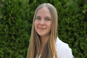 Jule Ehlig, setzt bei Henschel Bestattungen Fotobücher und beginnt ihre Ausbildung zur Bestattungsfachkraft am 1. August 2026.