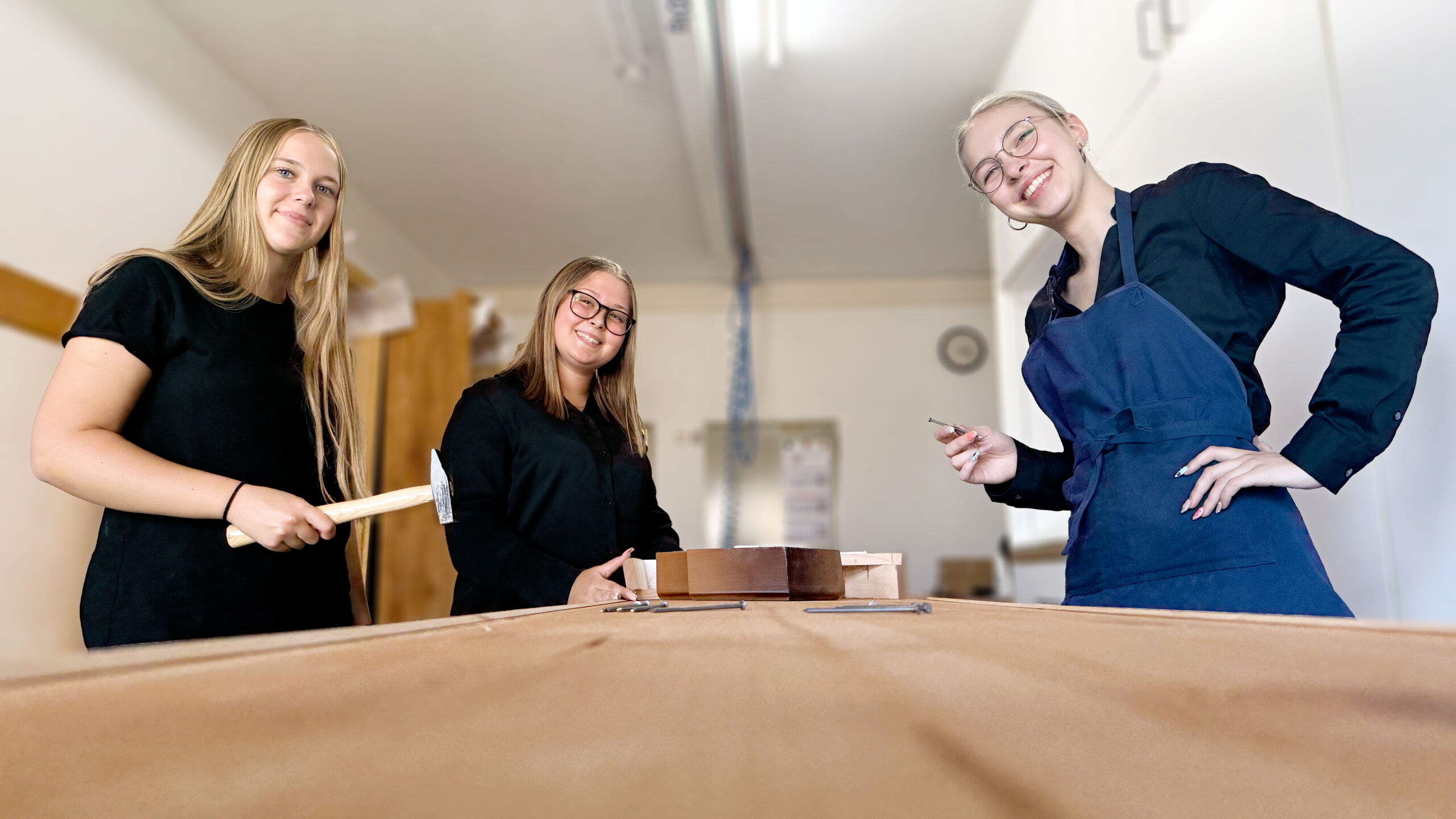 Jule, Emily und Melissa haben am 1. August 2026 ihre Ausbildung zur Bestattungsfachkraft bei Henschel Bestattungen gestartet.